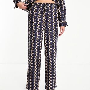 SALE: Vero Moda Women's‎ Satin Pants in Geo Print - Size Small